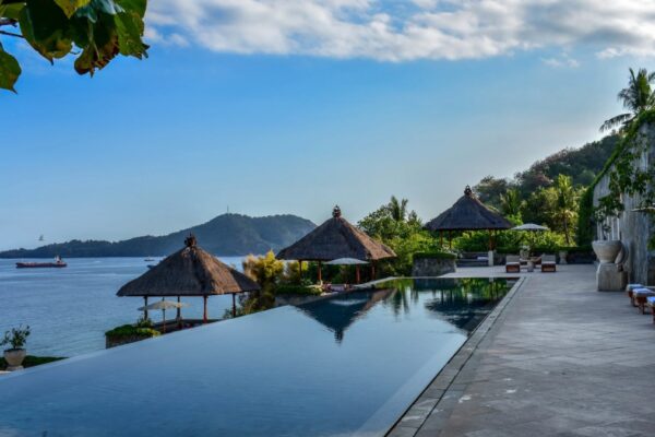 Luxury Adventures in Indonesia ─ From Coral Reefs to Sunset Cruises
